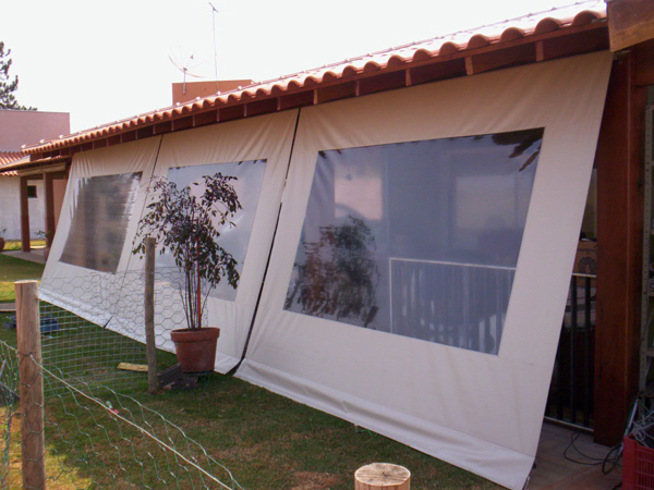 Fechamento de varanda com toldo cortina e visor transparente