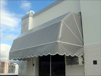 Toldo tipo capota instalado sobre janela