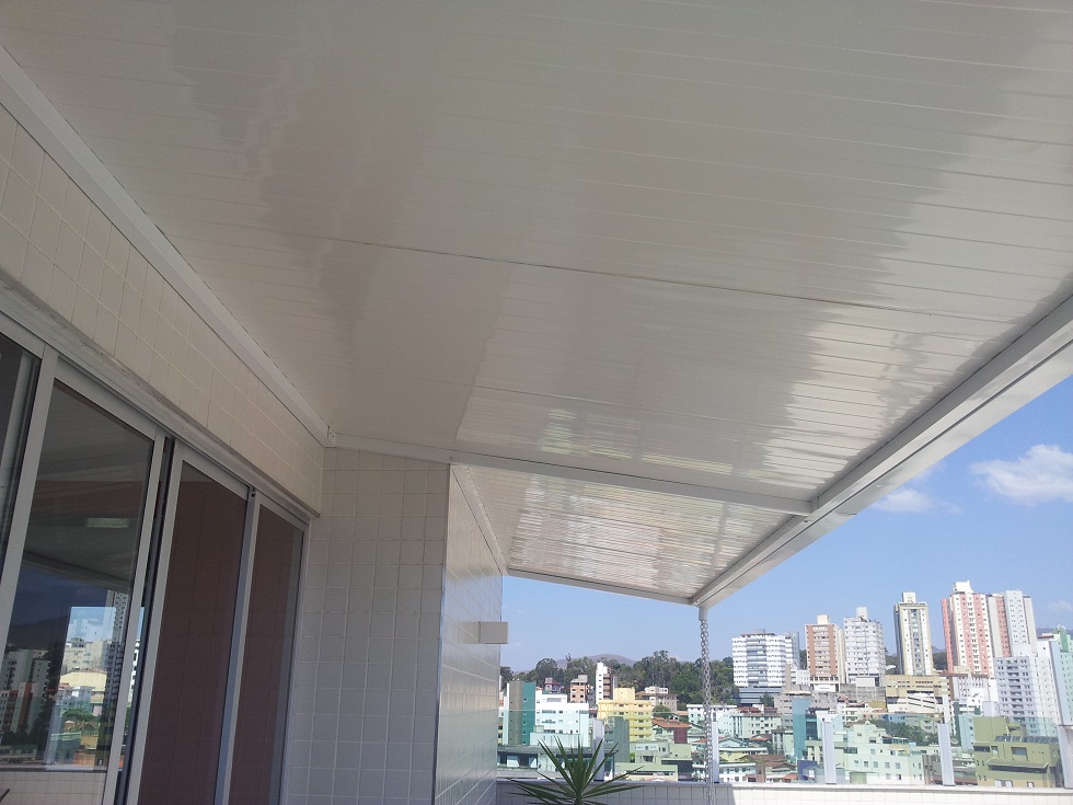 Cobertura com telhas termoacústicas vista pelo lado interno
